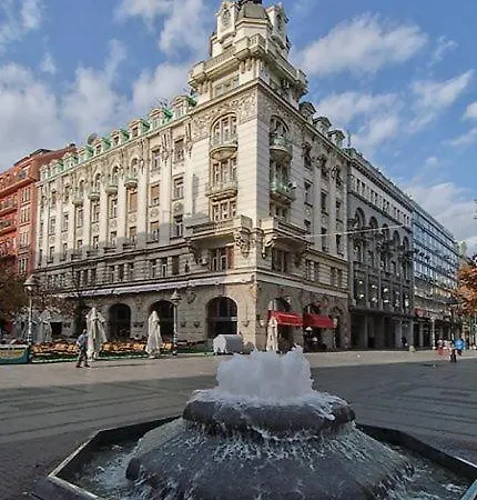 Hostel The Horse Monument *